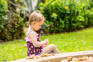 Bố mẹ nên chú ý để trẻ tắm nắng thường xuyên