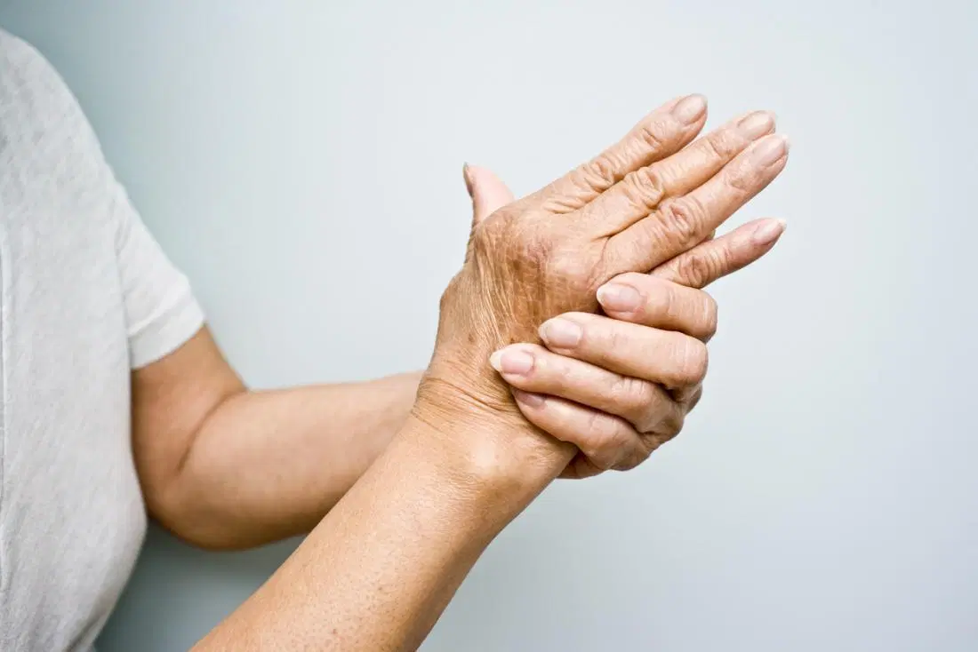 Phụ nữ có nguy cơ mắc bệnh viêm khớp dạng thấp cao hơn nam giới