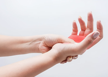 Tê đầu ngón tay là bệnh gì? Nguyên nhân, triệu chứng và cách điều trị
