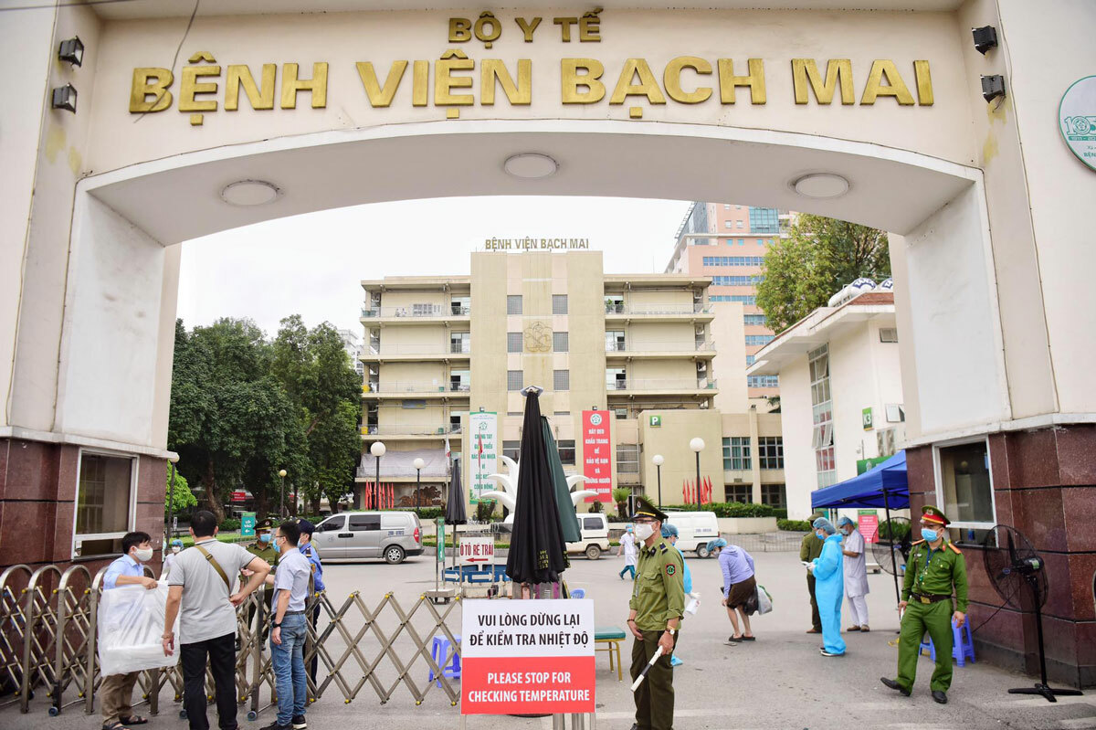 Bệnh viện Bạch Mai thực hiện chữa trị cùng các loại trang thiết bị hiện đại
