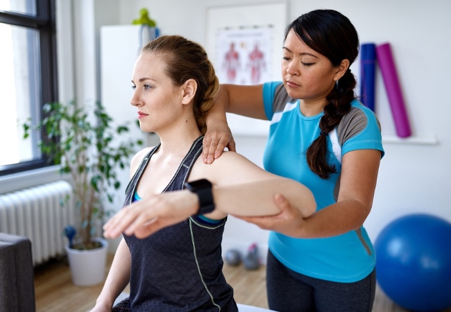 Tiêm nội khớp kết hợp bài tập vật lý trị liệu giúp quá trình hồi phục nhanh hơn